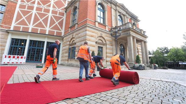 Von der Leyen und Merkel - Bayreuther Festspiele beginnen Der rote Teppich wird vor dem Bayreuther Festspielhaus ausgerollt.