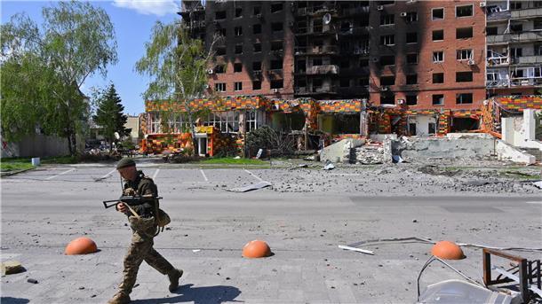 Mächtige Männer treffen sich allein Der russische Angriff auf die Ukraine hat viel zerstört, so wie hier im Ort Pokrowsk.