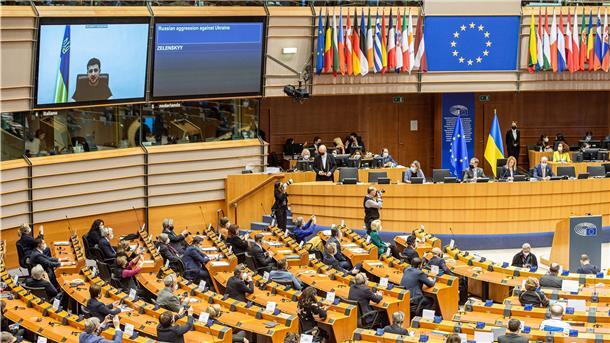 Der russische Angriffskrieg in der Ukraine ist natürlich Dauerthema im Europäischen Parlament. Wolodymyr Selenskyj, Präsident der Ukraine, ist während einer Plenarsitzung über die Invasion zugeschaltet. Er fordert unter anderem die schnelle Aufnahme in die Union.
