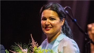 Der russische Opernstar Anna Netrebko steht im Innenhof des Fürstenschlosses St. Emmeram in Regensburg.