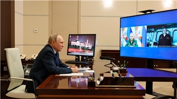 Der russische Präsident Wladimir Putin bei einer Videokonferenz mit dem Verteidigungsminister Sergej Schoigu und Igor Krokhmal (r), Kommandeur der Fregatte „Admiral Gorschkow“.