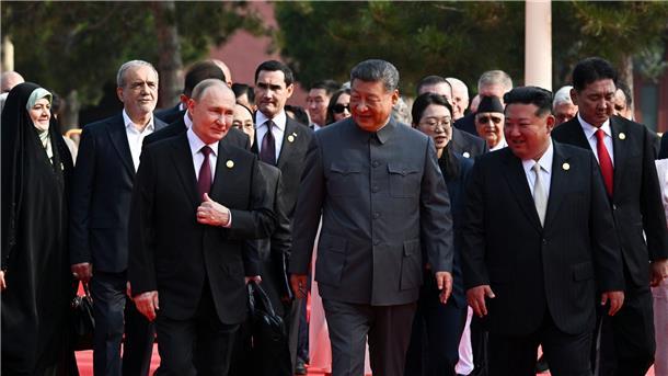 Der russische Präsident Wladimir Putin, der chinesische Präsident Xi Jinping und der nordkoreanische Machthaber Kim Jong Un kommen zu einer Militärparade anlässlich des 80. Jahrestages der Kapitulation Japans im Zweiten Weltkrieg.