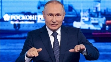Der russische Präsident Wladimir Putin gestikuliert bei seiner Rede während einer Plenarsitzung auf dem Östlichen Wirtschaftsforum in Wladiwostok.