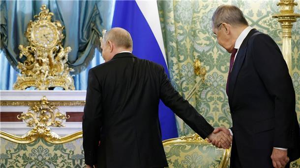 Moskau feiert Sieg von 1945 - und Ukraine-Krieg Der russische Präsident Wladimir Putin (l) gibt dem russischen Außenminister Sergej Lawrow die Hand, als dieser zu einem Treffen mit dem kubanischen Präsidenten Diaz-Canel im Großen Kremlpalast eintrifft.