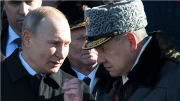 Der russische Präsident Wladimir Putin (l) und Verteidigungsminister Sergej Schoigu.