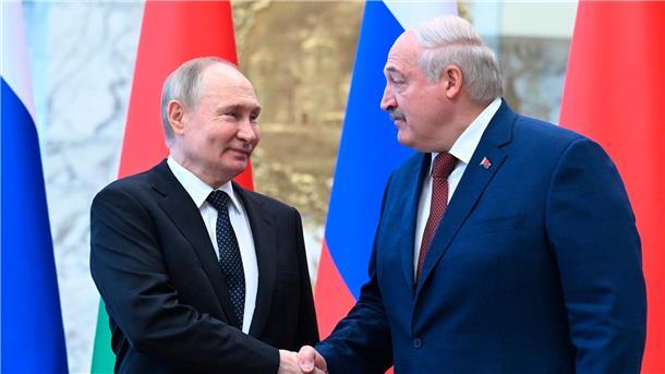 Sanktionen gegen Russlands Partner Belarus Der russische Präsident Wladimir Putin (l) und der belarussische Präsident Alexander Lukaschenko arbeiten trotz des Kriegs in der Ukraine weiter zusammen.