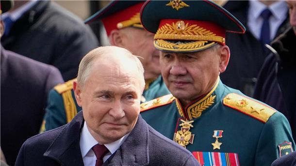 Moskau feiert Sieg von 1945 - und Ukraine-Krieg Der russische Präsident Wladimir Putin (l) und der russische Verteidigungsminister Sergej Schoigu (r) verlassen den Roten Platz nach der Militärparade zum Tag des Sieges.