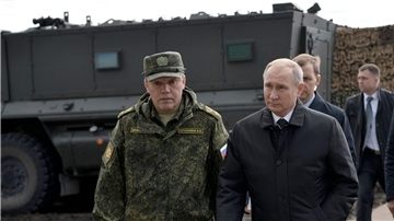 Der russische Präsident Wladimir Putin mit Waleri Gerassimow.
