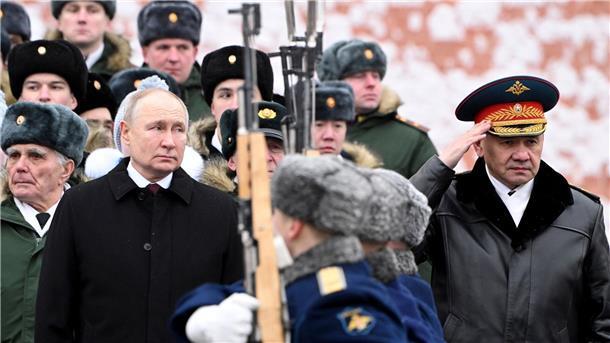 Krieg gegen die Ukraine: So ist die Lage Der russische Präsident Wladimir Putin und Verteidigungsminister Sergej Schoigu nehmen an einer Kranzniederlegung am Grab des Unbekannten Soldaten in Moskau teil.