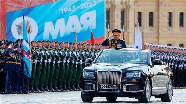 Putin gibt sich als Opfer des eigenen Kriegs Der russische Verteidigungsminister Sergej Schoigu salutiert vor seinen Soldaten.