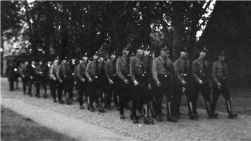 Der SA-Sturm marschiert durch Zeven. Die Angehörigen der Einheit rückten am Morgen des 10. November 1938 zu früher Stunde aus und holten ihre jüdischen Mitbürger aus den Häusern, um sie zu verhaften und am Hause Neugarten zu versammeln. 