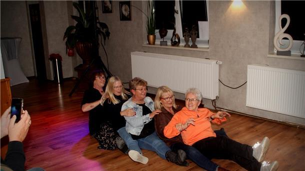 Der Saal der örtlichen Gastwirtschaft war zur Landfrauen Disco gut gefüllt. Der DJ hat eingeheizt und sogar Titel aus den 60ern aufgelegt. Der Wirt hat auch am späteren Abend noch Pommes und Currywurst serviert und eine stets gut gelaunte Bedienung hat die anwesenden Gäste mit Getränken versorgt. Insgesamt ein gelungener Abend, der bestimmt wiederholt wird.