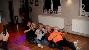 Der Saal der örtlichen Gastwirtschaft war zur Landfrauen Disco gut gefüllt. Der DJ hat eingeheizt und sogar Titel aus den 60ern aufgelegt. Der Wirt hat auch am späteren Abend noch Pommes und Currywurst serviert und eine stets gut gelaunte Bedienung hat die anwesenden Gäste mit Getränken versorgt. Insgesamt ein gelungener Abend, der bestimmt wiederholt wird.