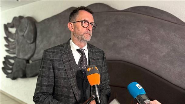 Polizist mit Waffe von Kommissaranwärter getötet Der saarländische Innenminister Reinhold Jost (SPD) zeigte sich nach der Sitzung des Innen- und Justizausschusses noch immer geschockt von der Gewalttat in Völklingen, bei der ein Polizist erschossen wurde.