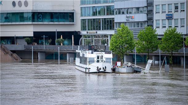 Der Saarleinpfad in Saarbrücken steht unter Wasser.