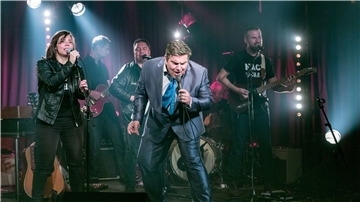 Der Sänger, Gitarrist und Entertainer Bernd Begemann spielt mit Stefanie Hempel und Band auf der Jubiläumsshow zum 60. Jahrestag des ersten Auftritts der Beatles im Hamburger Club Indra.