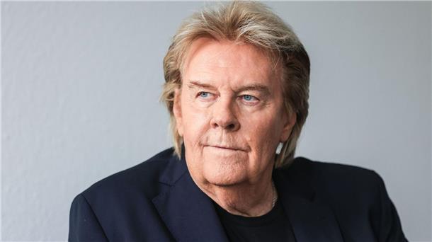 Der Sänger Howard Carpendale bei einem Fototermin in seiner Garderobe.
