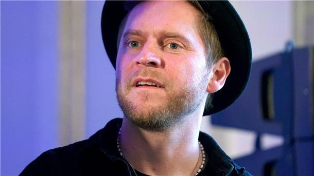 Dingos wollten Brötchen von Sänger Johannes Oerding klauen Der Sänger Johannes Oerding sitzt in der Laeiszhalle.