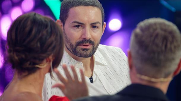 Der Sänger Menderes Bagci sitzt beim Finale der Reality-Show "Promi Big Brother" im Studio im Sat.1 Fernsehen.