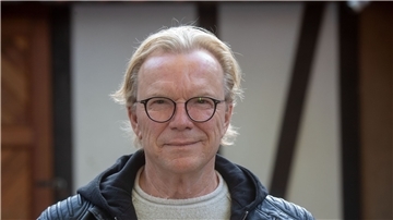 Der Sänger, Moderator und Entertainer Wolfgang Lippert will Menschen mit seiner Arbeit von aktuellen Probleme ablenken.