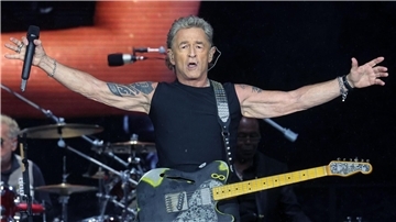 Der Sänger und Gitarrist Peter Maffay rockt auf seiner letzten Tournee mit seiner Band durch zehn Städte.