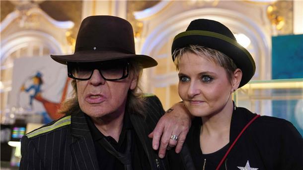 Udo Lindenberg „geflasht“ von „Komet“-Erfolg mit Apache 207 Der Sänger und Musiker Udo Lindenberg steht neben seiner Freundin Tine Acke in der Hamburger Laeiszhalle.
