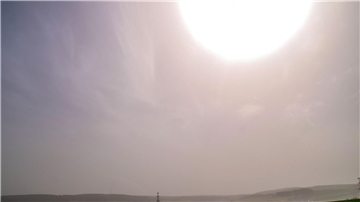 Der Saharastaub lässt die Sonne am heutigen Karsamstag wie hier in Zwönitz im Erzgebirge milchig und getrübt erscheinen.