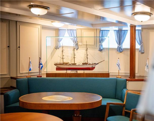 Der Salon auf der „Schulschiff Deutschland“ ist altmodisch und liebevoll eingerichtet und gepflegt.