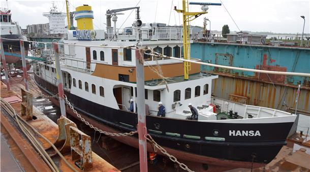 Der Salondampfer „Hansa“ wird im Schwimmdock 6 in Bremerhaven für die kommenden fünf Jahre fit gemacht. Ende Oktober liegt das Schiff dann wieder im Fischereihafen.