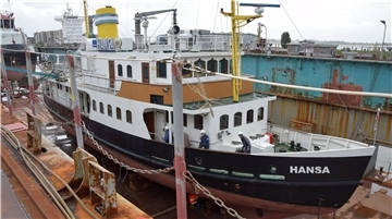 Der Salondampfer „Hansa“ wird im Schwimmdock 6 in Bremerhaven für die kommenden fünf Jahre fit gemacht. Ende Oktober liegt das Schiff dann wieder im Fischereihafen.