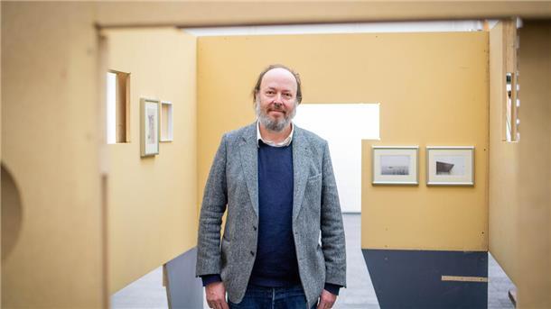 Der Sammler Alexander Schröder schenkt dem Bremerhavener Kunstverein gut 40 Arbeiten, eine ist der Sperrholz-Container von Manfred Pernice, in dem er steht.