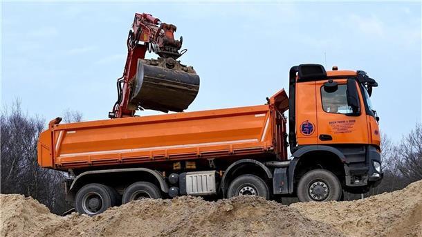 Der Sand aus der Baugrube wurde von Lkw zum Parkplatz Harmonia transportiert und dort zwischengelagert. 