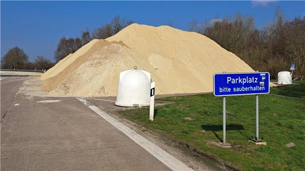 Der Sand aus der Baugrube wurde auf dem Parkplatz Harmonia zwischengelagert. Mittlerweile wurde er wieder in die Grubeverfüllt.