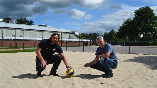 Der Sand liegt schon da: Mario Mischke (links), Hausmeister an der Oberschule, und Adrian Uelzen vom Landkreis freuen sich über die neue Sportanlage in Beverstedt.