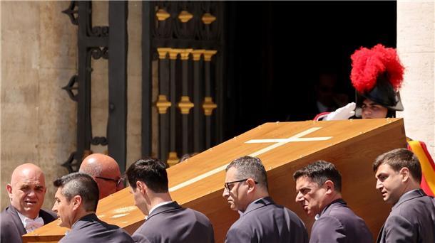 „Ciao Papa“ - Welt nimmt Abschied von Franziskus Der Sarg des verstorbenen Papstes Franziskus.