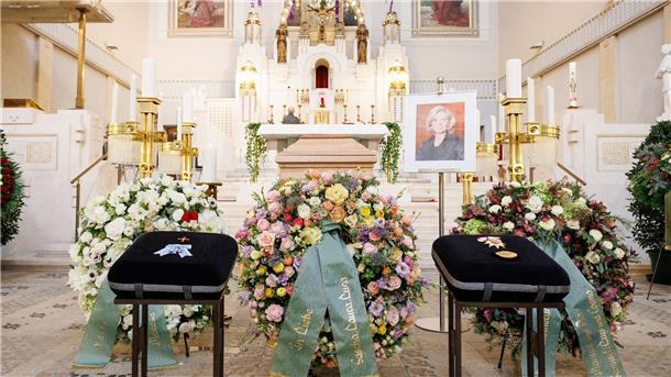 Der Sarg von Christiane Hörbiger ist in einer Kirche auf dem Wiener Zentralfriedhof aufgebahrt ist. Die Schauspielerin starb am 30. November im Alter von 84 Jahren.