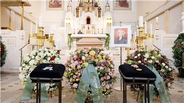 Der Sarg von Christiane Hörbiger ist in einer Kirche auf dem Wiener Zentralfriedhof aufgebahrt ist. Die Schauspielerin starb am 30. November im Alter von 84 Jahren.