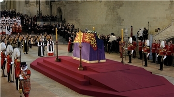 Der Sarg von Königin Elizabeth II. ruht in der Westminster Hall für die Aufbahrung. Die Königin wird vier Tage lang in der Westminster Hall aufgebahrt