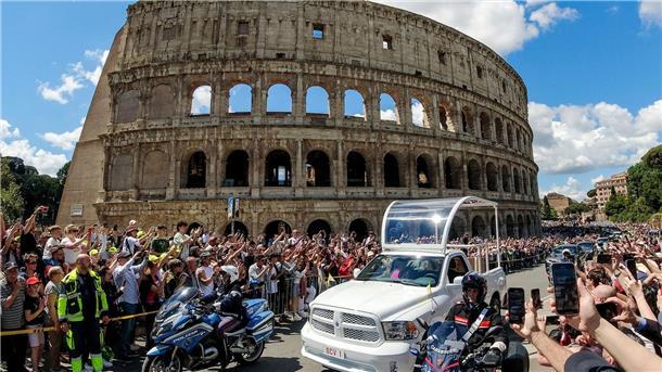 „Ciao Papa“ - Welt nimmt Abschied von Franziskus Der Sarg von Papst Franziskus wird am Kolosseum vorbei gefahren.