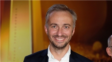 Der Satiriker Jan Böhmermann bleibt dem ZDF treu.