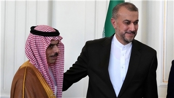Der saudische Außenminister Faisal bin Farhan (l) wird in Teheran von seinem iranischen Amtskollegen Hussein Amirabdollahian empfangen.