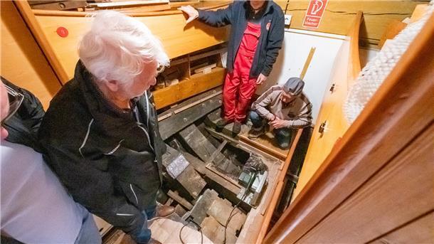 Der Schaden auf der „Ubena von Bremen“ wird inspiziert.