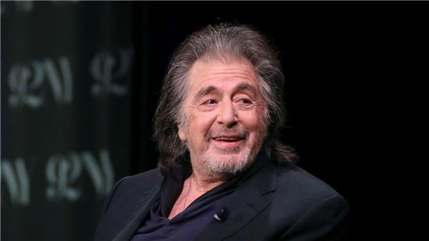 Der Schauspieler Al Pacino soll bald wieder im Baby-Glück schweben.