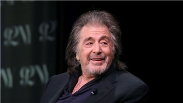 Der Schauspieler Al Pacino soll bald wieder im Baby-Glück schweben.