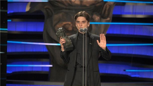 Der Schauspieler Matías Recalt erhält den Goya-Preis für „Die Schneegesellschaft“.