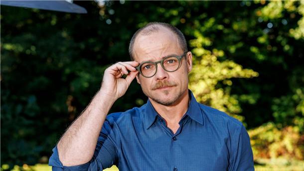 Der Schauspieler Matthias Koeberlin spielt den reichen Gastgeber in „Gäste zum Essen“.