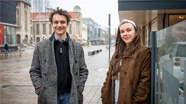 Der Schauspielerin Anna Fadda und ihrem Kollege Justus Henke gefällt es am Stadttheater, zurzeit proben sie für das Stück „Tom auf dem Lande“.