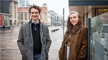 Der Schauspielerin Anna Fadda und ihrem Kollege Justus Henke gefällt es am Stadttheater, zurzeit proben sie für das Stück „Tom auf dem Lande“.