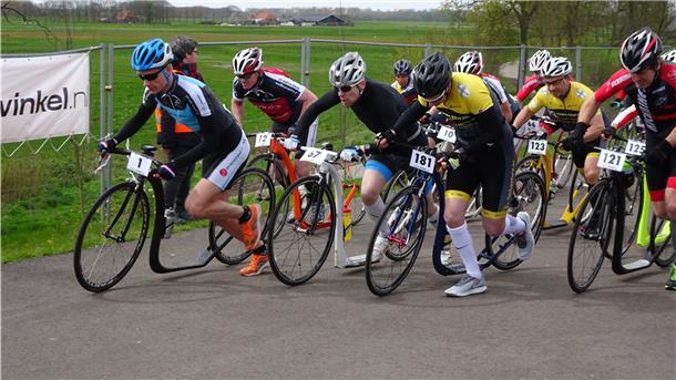 Tretrollerfahrer bei einem Wettkampf an der Startlinie.