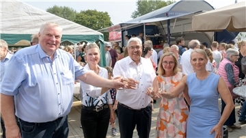 Der Vorstand des Tierschutzvereins Bremerhaven Bernd Freemann, Stefanie Rogal, Oberbürgermeister Melf Grantz, Sonja Schierwater und Tierheimleiterin Amelie Bensch feiern das 100-Jahr-Jubiläum im Tierheim.